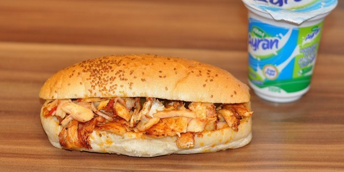 Tavuk Döner İsyanı: Saçmasapan gündemlerinizden bıktım artık. Yok Melis’in sütyeni...