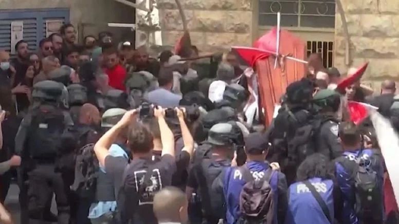 Öldürülen Filistinli gazetecinin cenazesinde çatışma çıktı