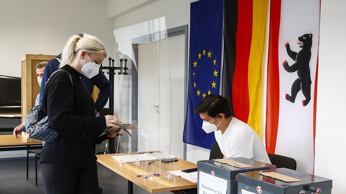 Almanya'nın En Büyük Eyaleti Kuzey Ren Vestfalya'da Yarın 13 Milyon Kişi Sandığa Gidecek