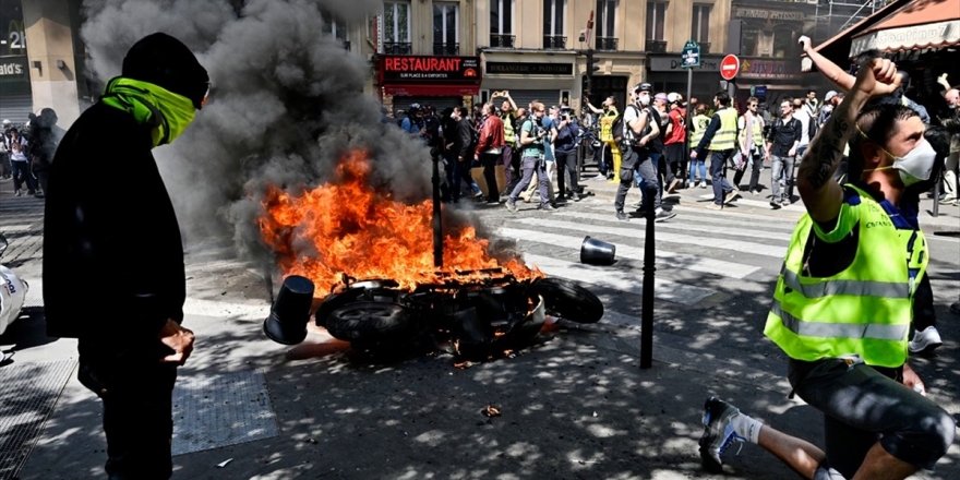 Fransa'da Sarı Yeleklilerin Gösterileri Devam Ediyor