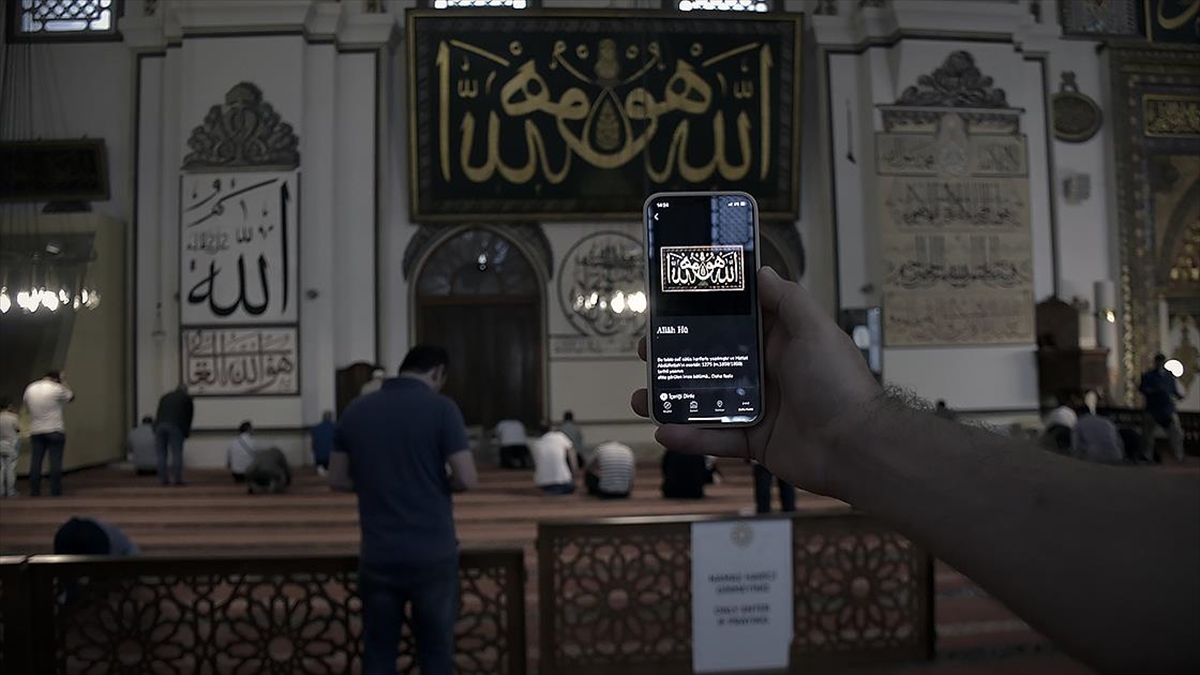 Bursa'nın Simgesi Ulu Cami Telefon Uygulamasıyla Rehbersiz Gezilebiliyor
