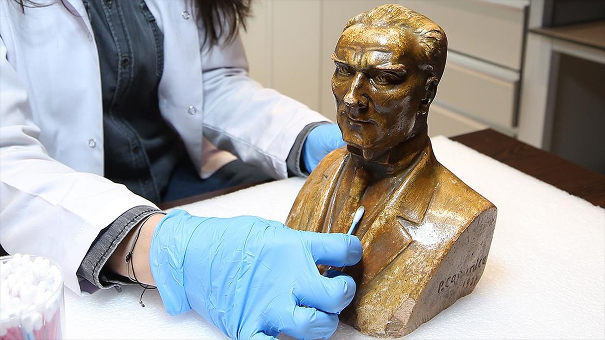 Atatürk Büstünde Yapılan Restorasyonla Ünlü İtalyan Heykeltıraşın İmzası Ortaya Çıktı