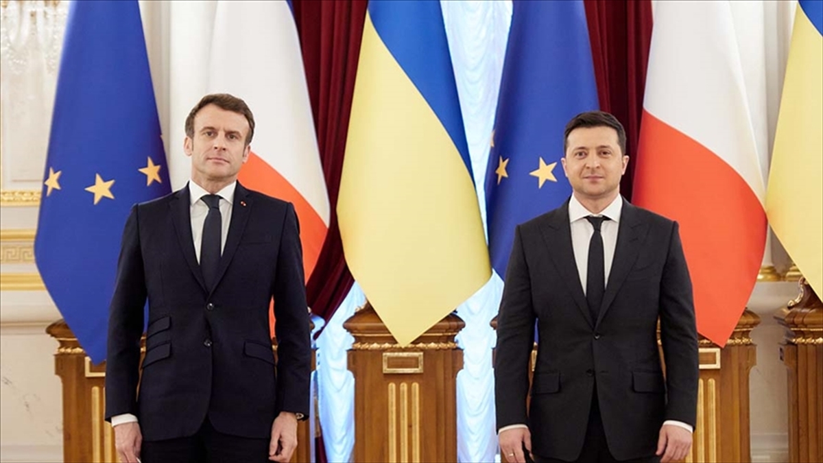 Macron, Ukrayna Cumhurbaşkanı Zelenskiy İle Telefonda Görüştü