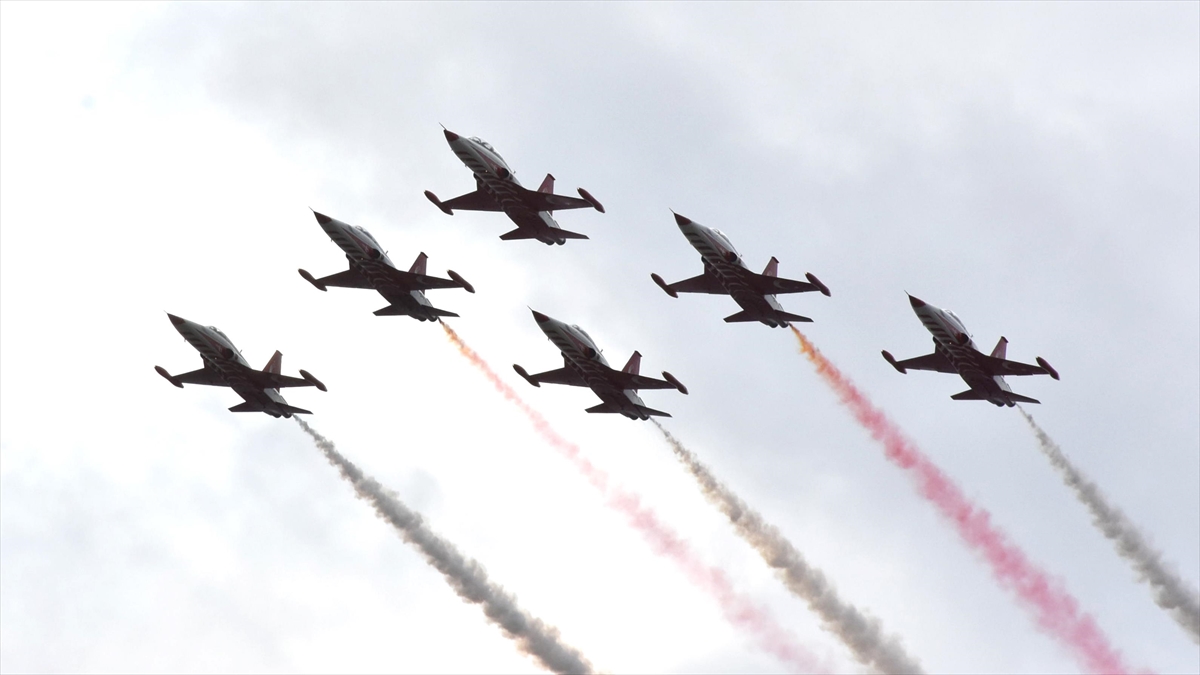 Türk Yıldızları Ve Solotürk, Samsun Semalarında Gösteri Uçuşu Yaptı