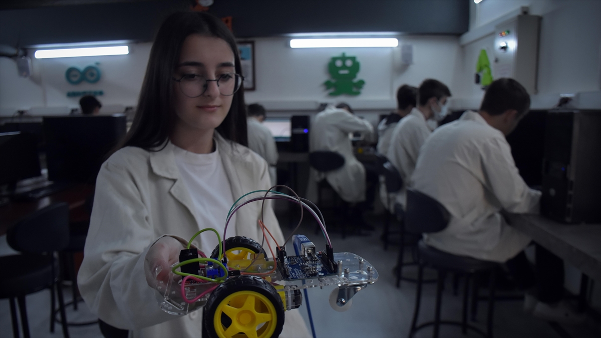 Bursa'daki 'çevre Dostu' Meslek Lisesi Okullara Enerjiden Tasarruf Ettiriyor