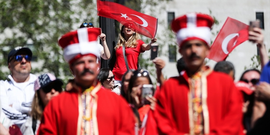 New York'ta Bu Yaz Her Yer Kırmızı Beyaza Büründü