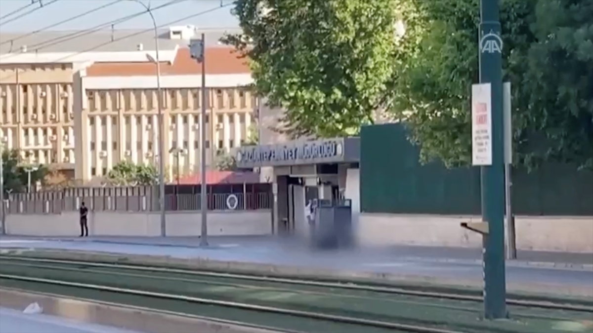 Gaziantep Emniyet Müdürlüğü Önünde Bir Kişi Etkisiz Hale Getirildi