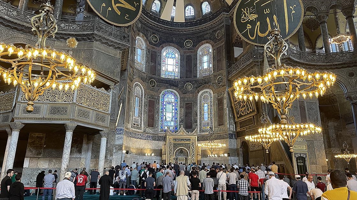 Necip Fazıl Kısakürek Vefatının 39. Yılında Ayasofya-i Kebir Camii Şerifi'nde Hatim Duası Yapıldı