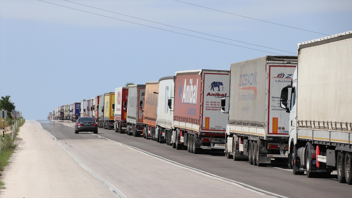 Bulgaristan'a Açılan Hamzabeyli Sınır Kapısı'nda 31 Kilometrelik Tır Kuyruğu Oluştu