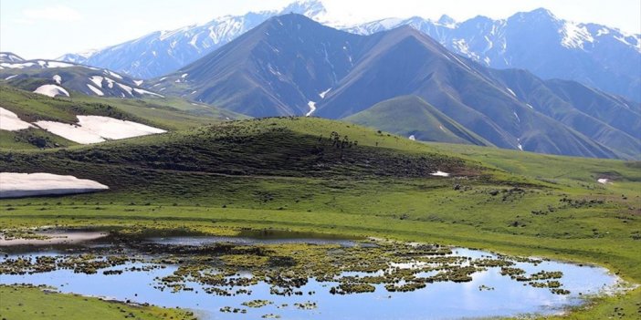 Iğdır İle Ağrı Sınırındaki Dağlarda Karlar Erimeye Devam Ediyor