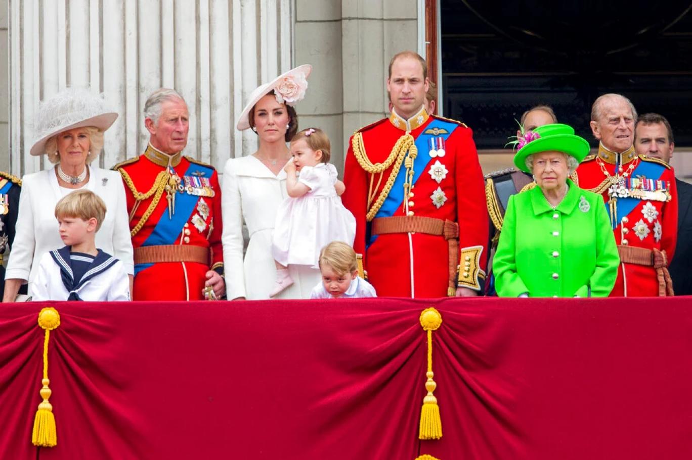 Kraliçe II. Elizabeth balkon seremonisinde "monarşinin geleceğiyle yan yana olacak"
