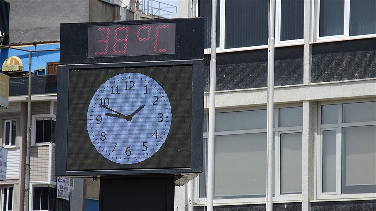 Ege'de Rekora Yakın Sıcaklıklar Bunaltıyor