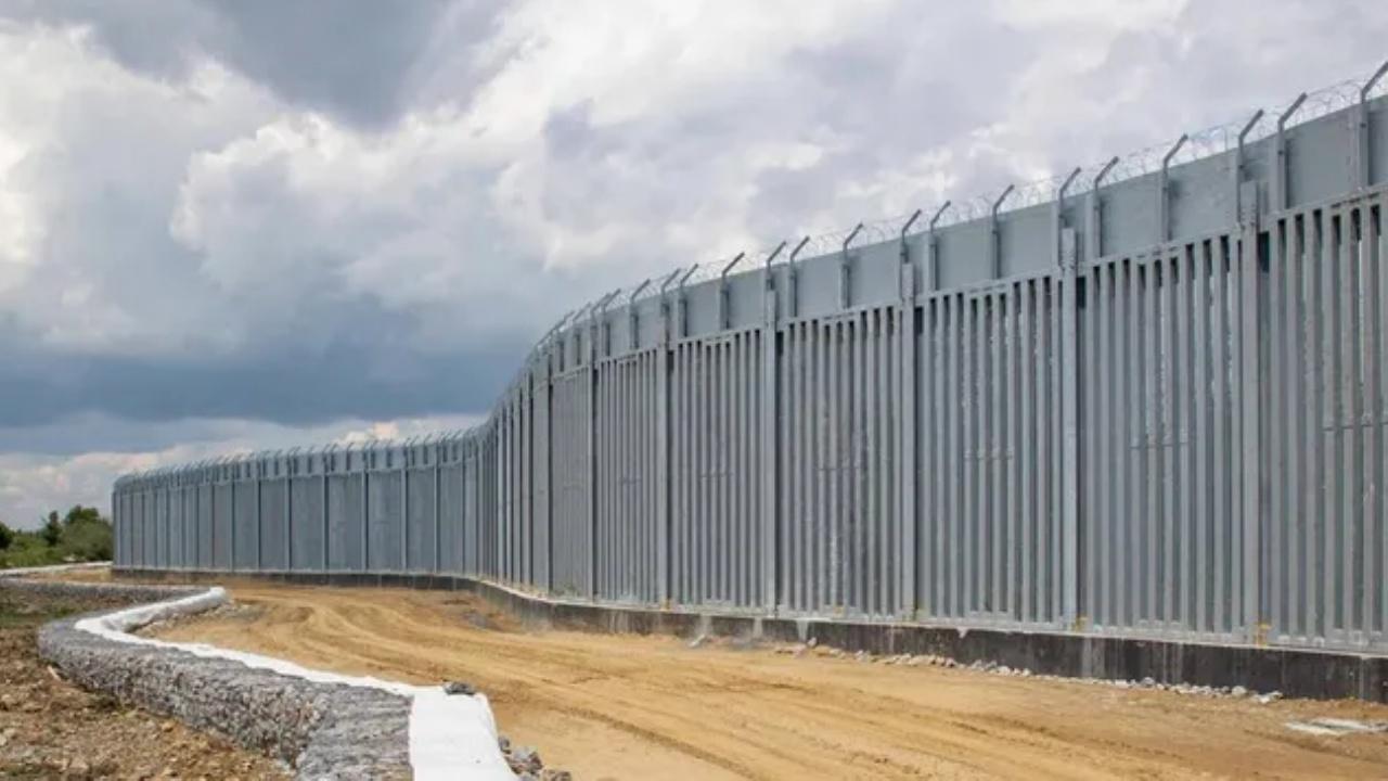 Yunanistan, Türkiye sınırındaki beton çiti uzatıyor