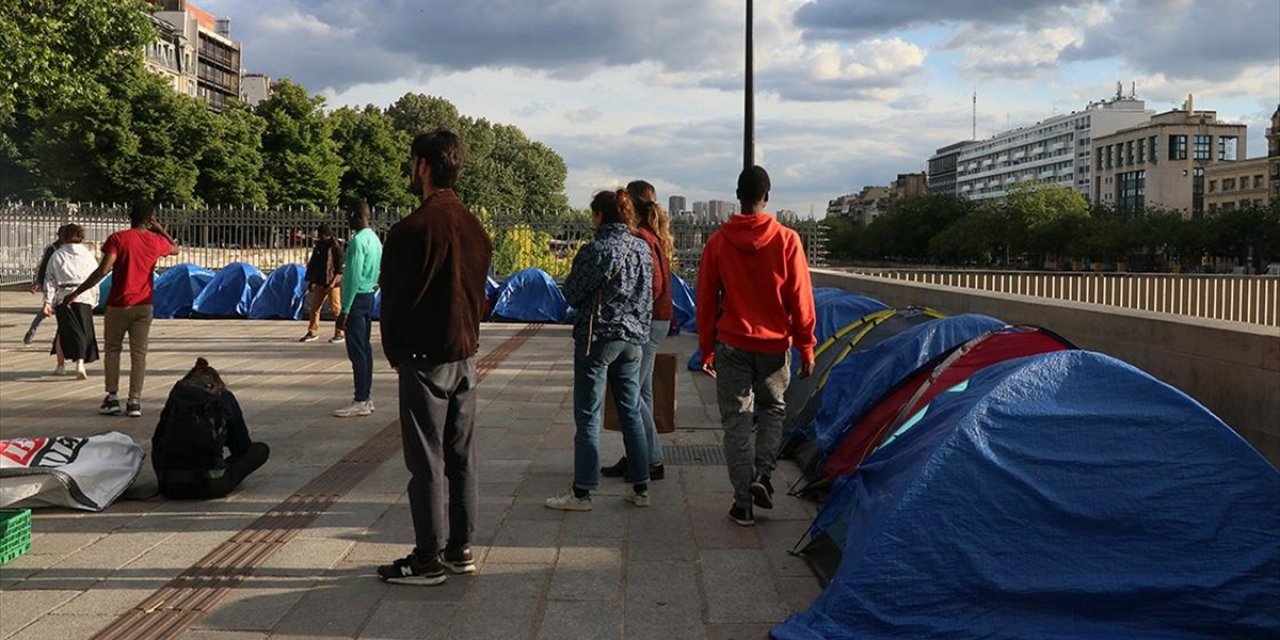 Paris’te ‘Küçük Göçmenler’ Kalıcı Barınma Talebiyle Meydanda Kamp Kurdu
