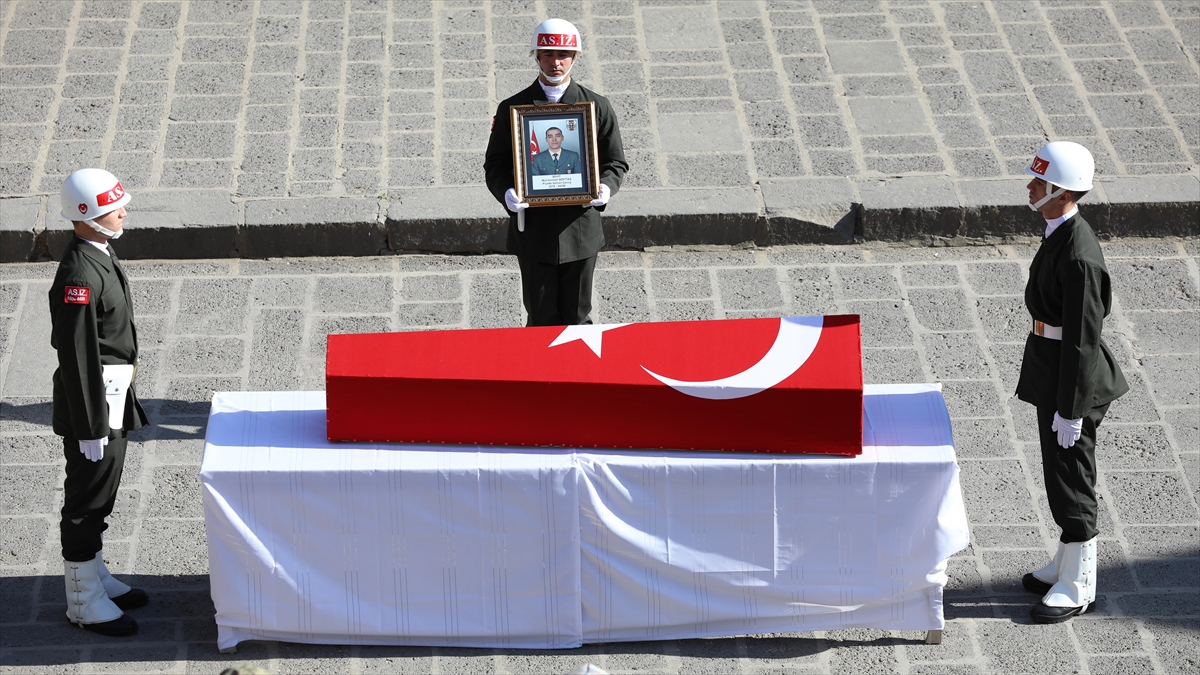 Şehit Uzman Çavuş Serttaş İçin Diyarbakır'da Tören Düzenlendi