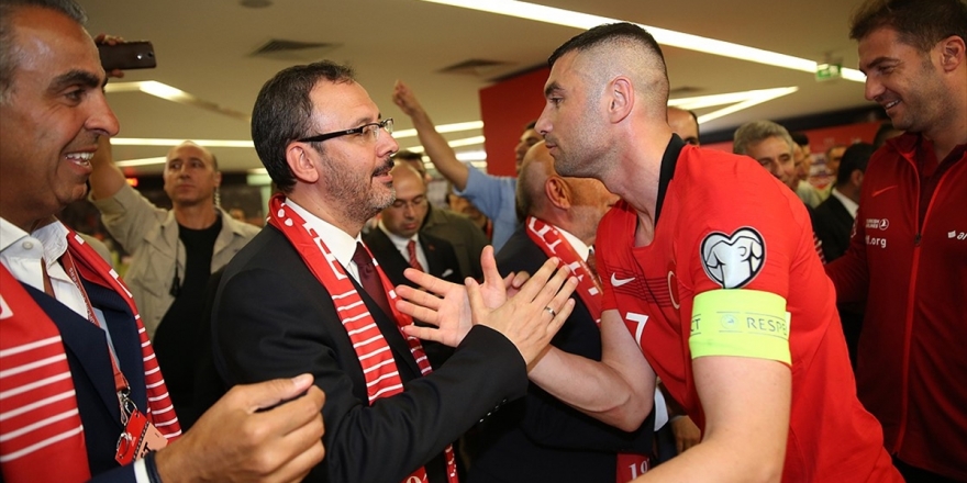 Bakan Kasapoğlu Milli Takıma Destek İçin İzlanda'ya Gidecek