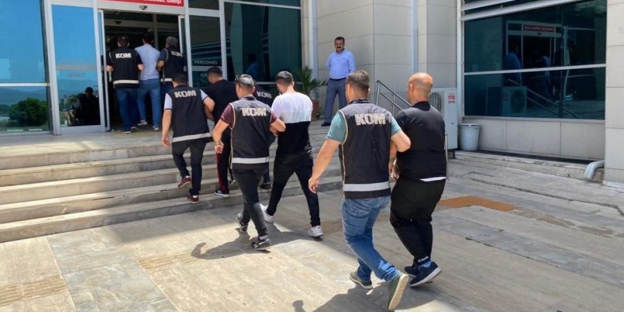 İzmir'de uygunsuz fotoğraf çekerek tehdit eden çete çökertildi