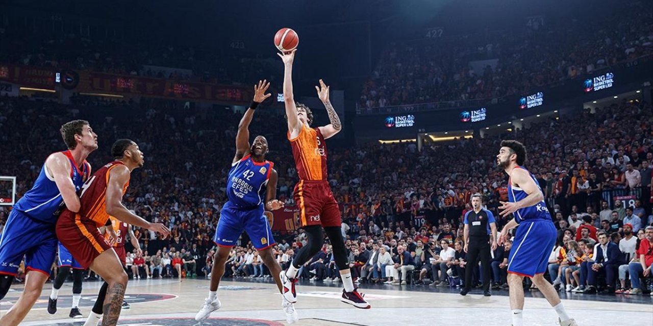 Anadolu Efes, Seride 2-1 Öne Geçti