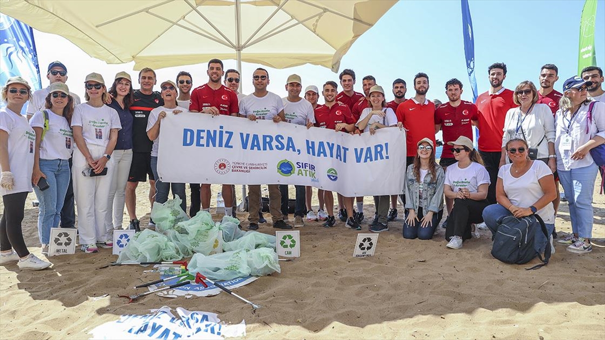 A Milli Takım Oyuncuları, Atık Topladı