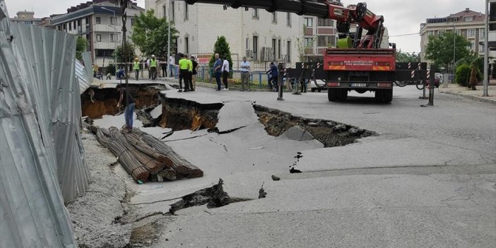 Sultangazi'de Yol Çökmesi Sonucu İski'ye Ait Su Borusu Patladı