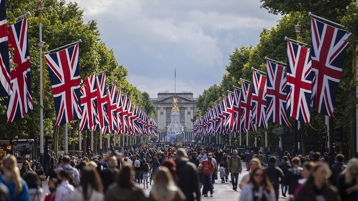 İngiltere'de Kraliçe 2. Elizabeth'in Tahta Çıkışının 70. Yılı Kutlanıyor