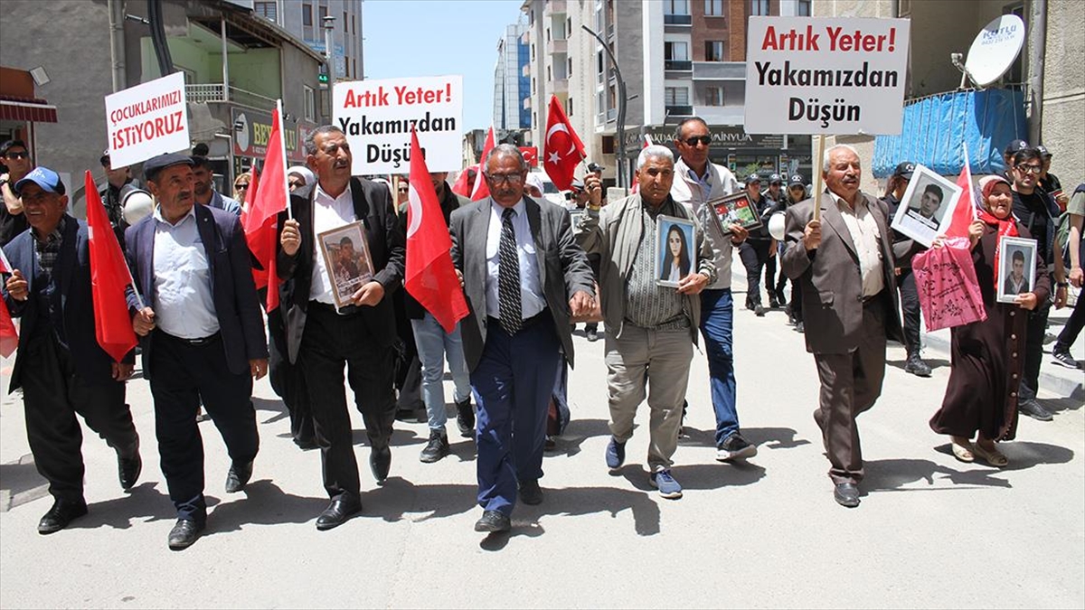 Vanlı Aileler HDP İl Başkanlığı Önündeki Eylemlerini Sürdürdü