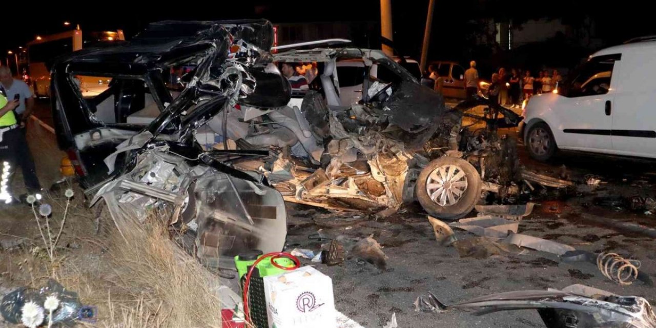 Muğla'da tırın altına giren minibüs parçalandı