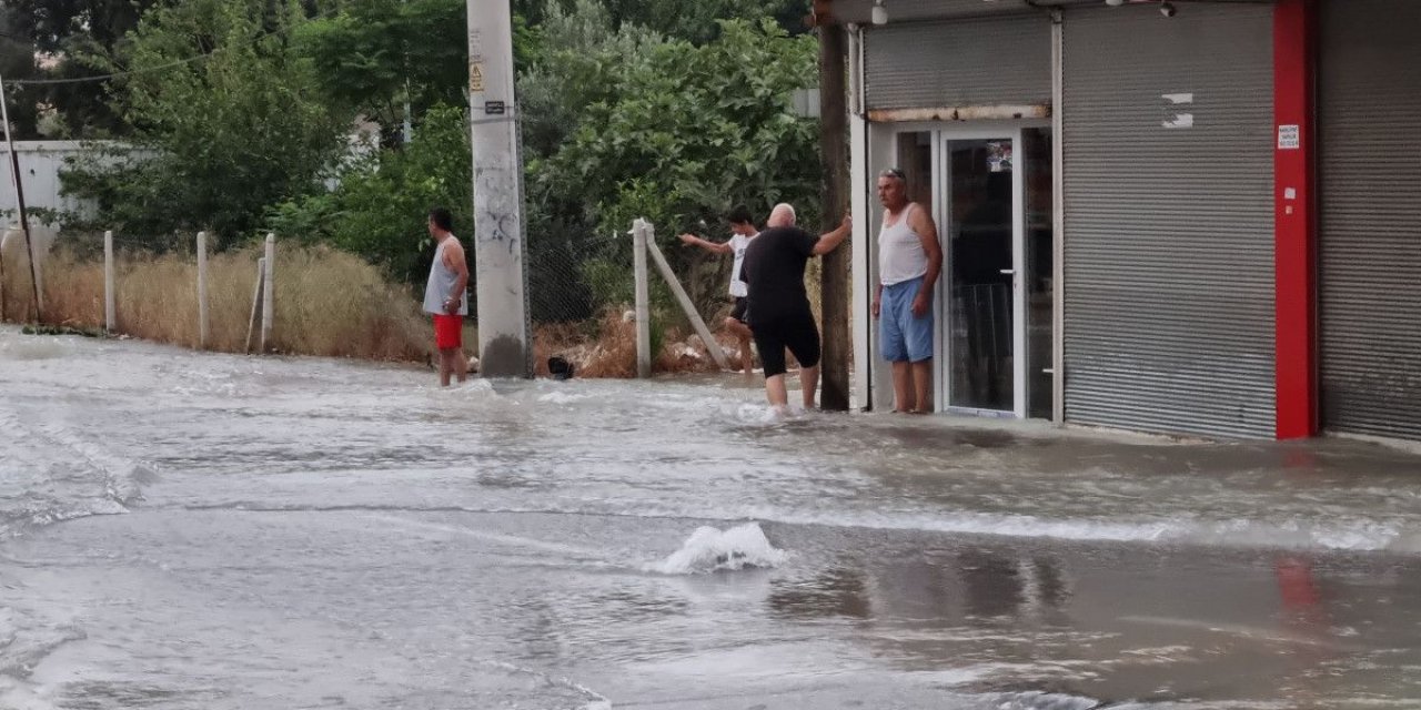 Adana'da içme suyu borusu patladı, ev ve iş yerlerini su bastı