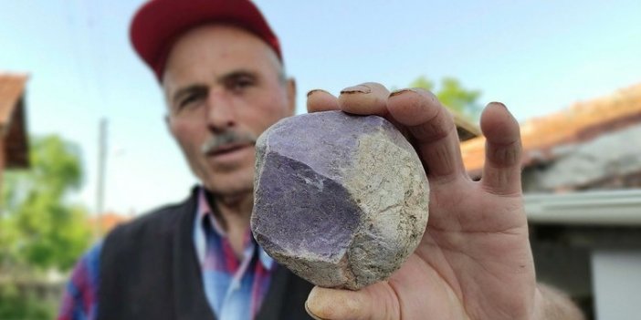 Tarlasındaki mor taşların değerini sonradan anladı!