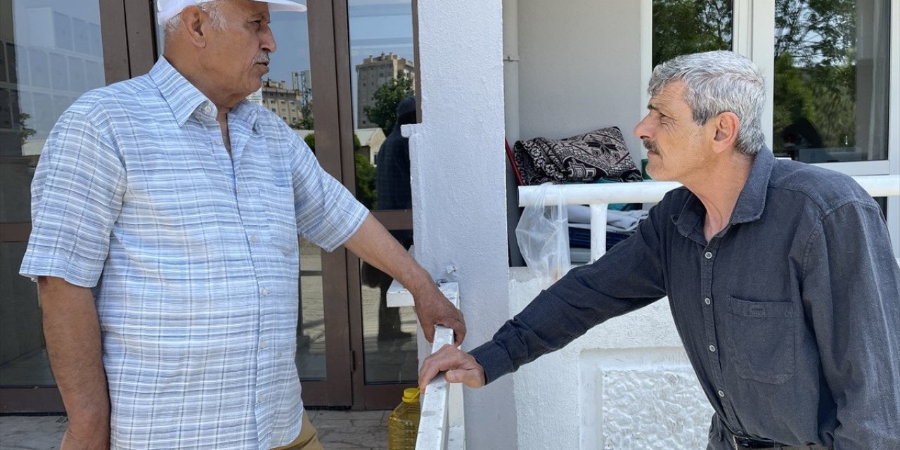 İzmir Büyükşehir Belediyesi konutlarına yerleştirilen depremzedeler, yıl sonuna kadar süre istedi