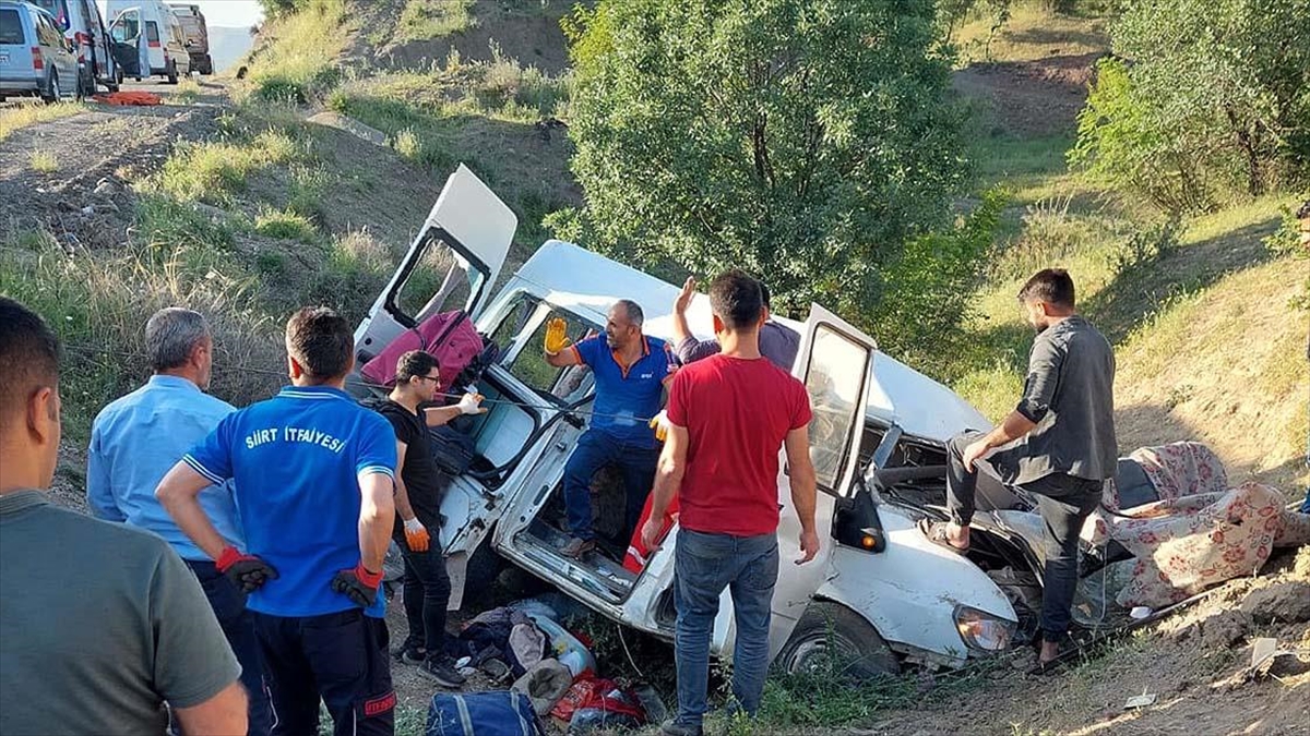 Siirt'te Şarampole Devrilen Minibüsteki 4 Kişi Öldü, 6 Kişi Yaralandı