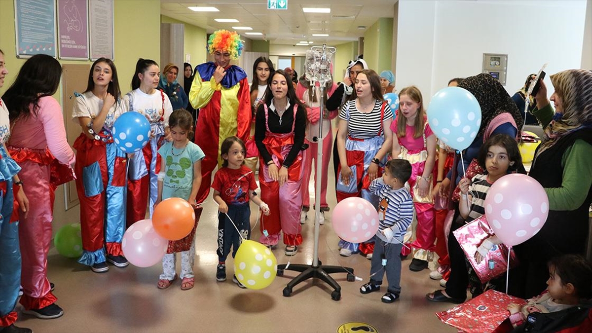Hemşire Adayları Palyaço Kostümü Giyip Çocuk Hastaları Eğlendiriyor
