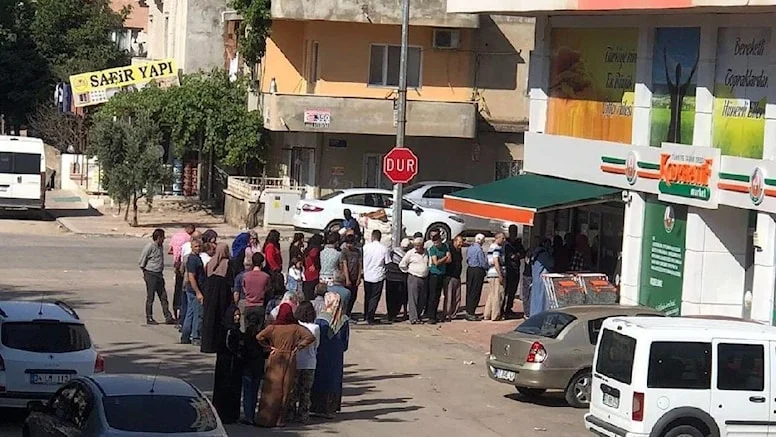 Dar gelirlinin pazar mesaisi: Ucuz şeker kuyruğu!