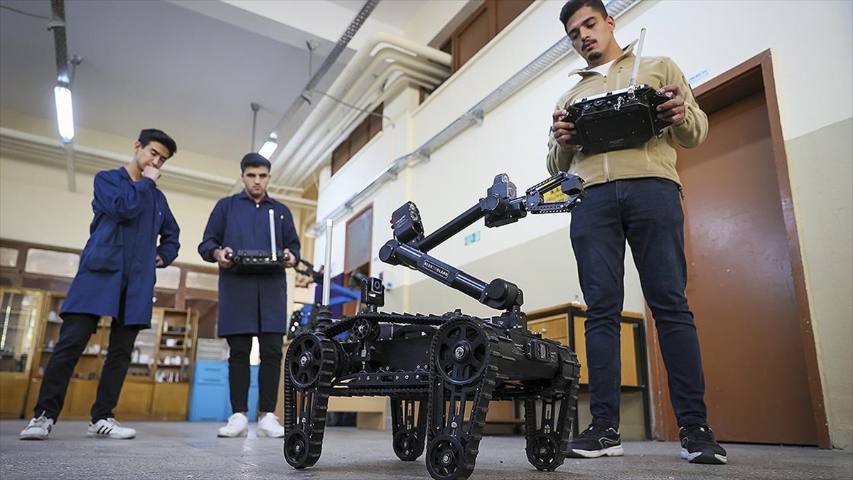 Öğrencilerin İlk İşi, "Mehmetçiğin Robot Yardımcıları" Oldu