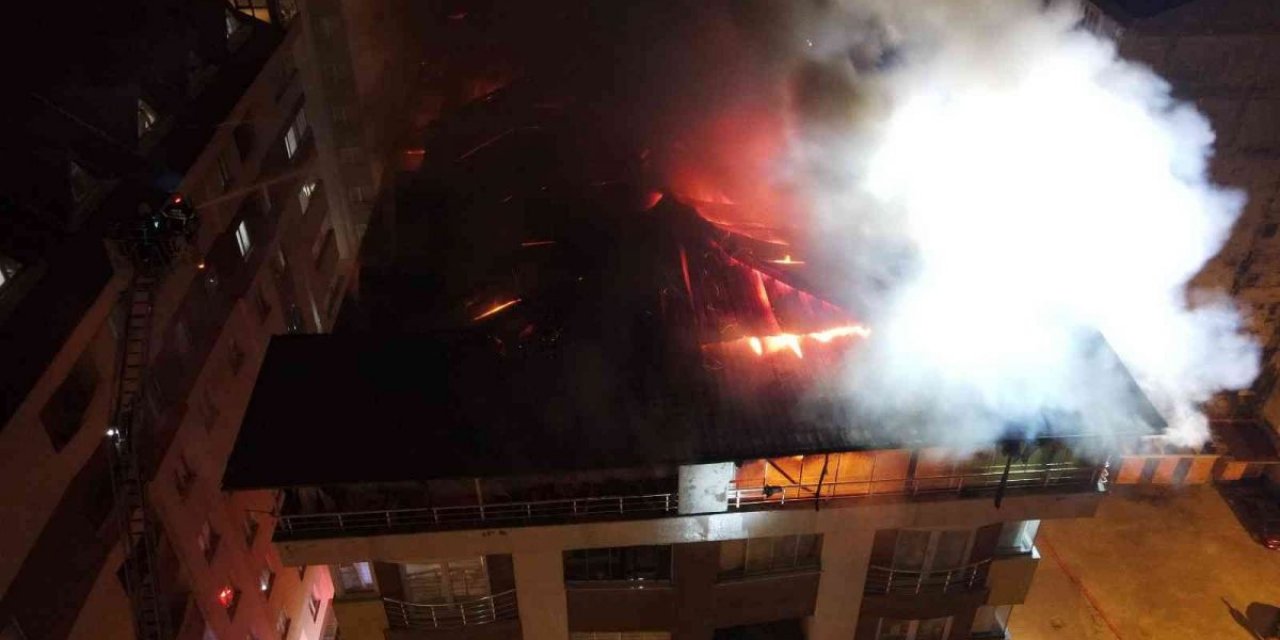 Rize'de binanın terasında yangın