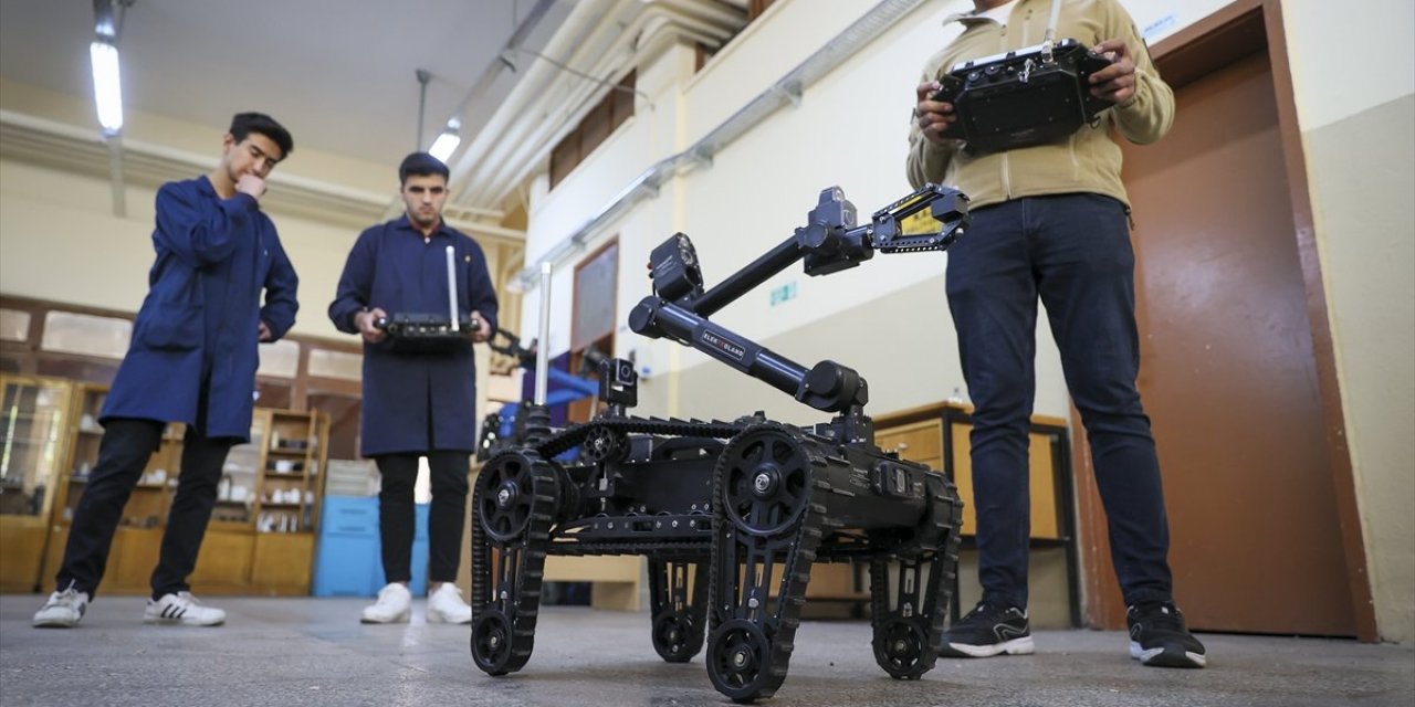 Ankara'da meslek lisesi öğrencileri, Mehmetçik için robot parçası üretiyor