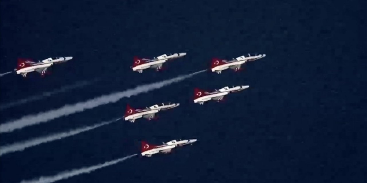 Türk Yıldızları uçarken AKINCI TİHA görüntüledi