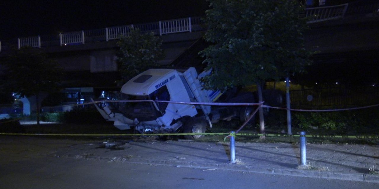 İzmir'de kamyon otomobille çarpıştı: 1 ölü 5 yaralı