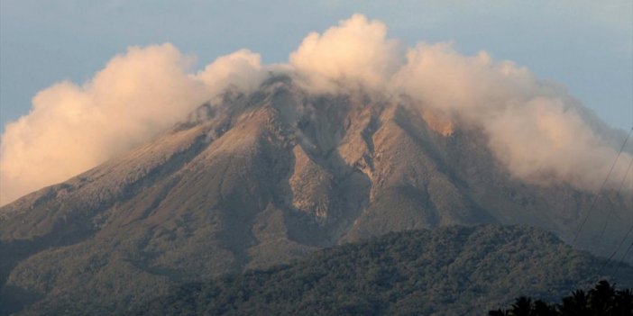 Filipinler'de Bulusan Yanardağı'nın Çevresindeki Evler Tahliye Edildi