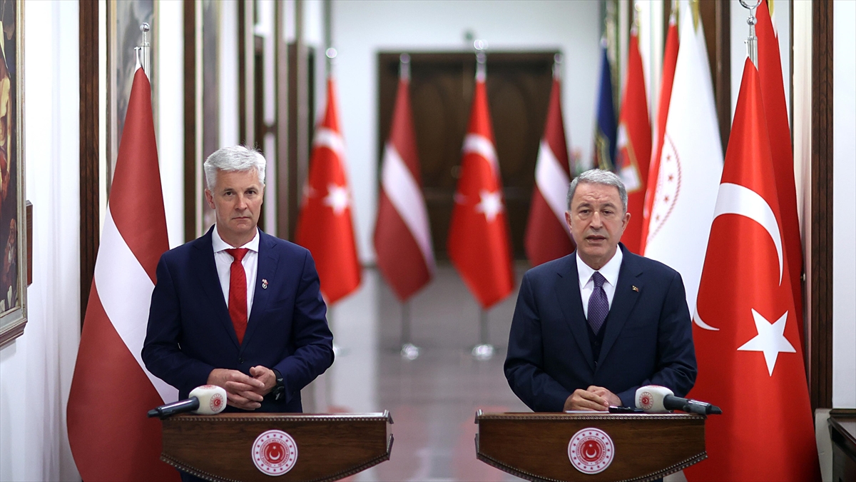 Milli Savunma Bakanı Akar, Letonyalı Mevkidaşı Pabriks İle Telefonda Görüştü