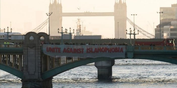 Anket: İngiltere'de 10 Müslüman'dan 7'si İş Yerinde İslamofobik Davranışa Maruz Kalıyor