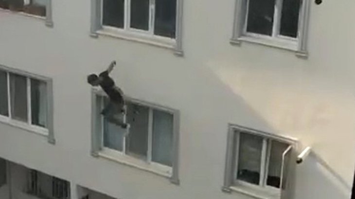 Polisten kaçmak isteyen şüpheli, pencereden beton zemine çakıldı