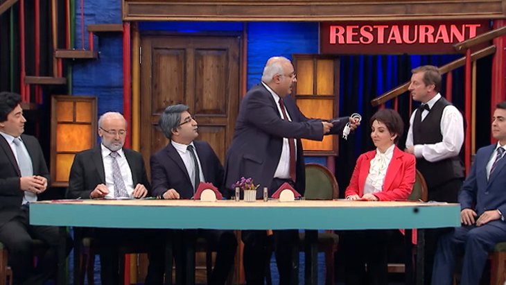 Güldür Güldür Show'da bu kez 6'lı masayla ilgili skeç hazırlandı