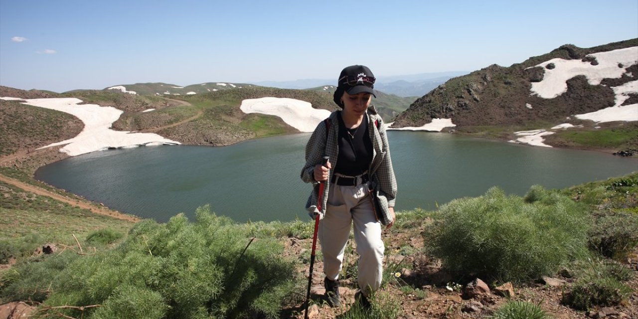 Yayla Dağı zirvesindeki göle 7 kilometrelik yürüyüşle ulaştılar