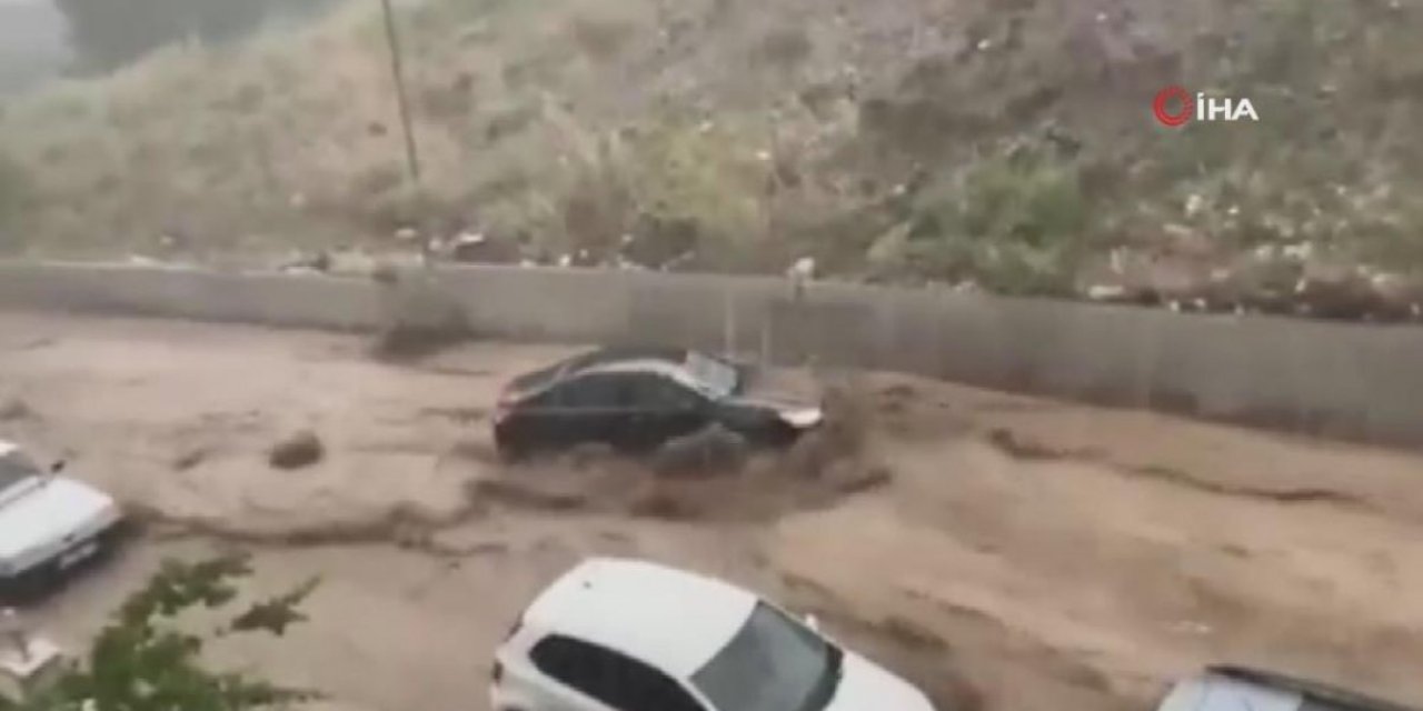 Ankara'da hareket halindeki araçlar sel sularına kapıldı