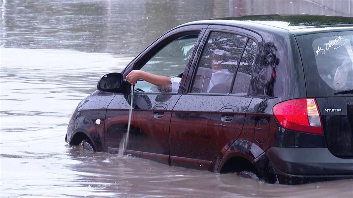 Selde Suya Gömülen Aracından Bardakla Su Boşaltan Sürücü Yaşadıklarını Anlattı