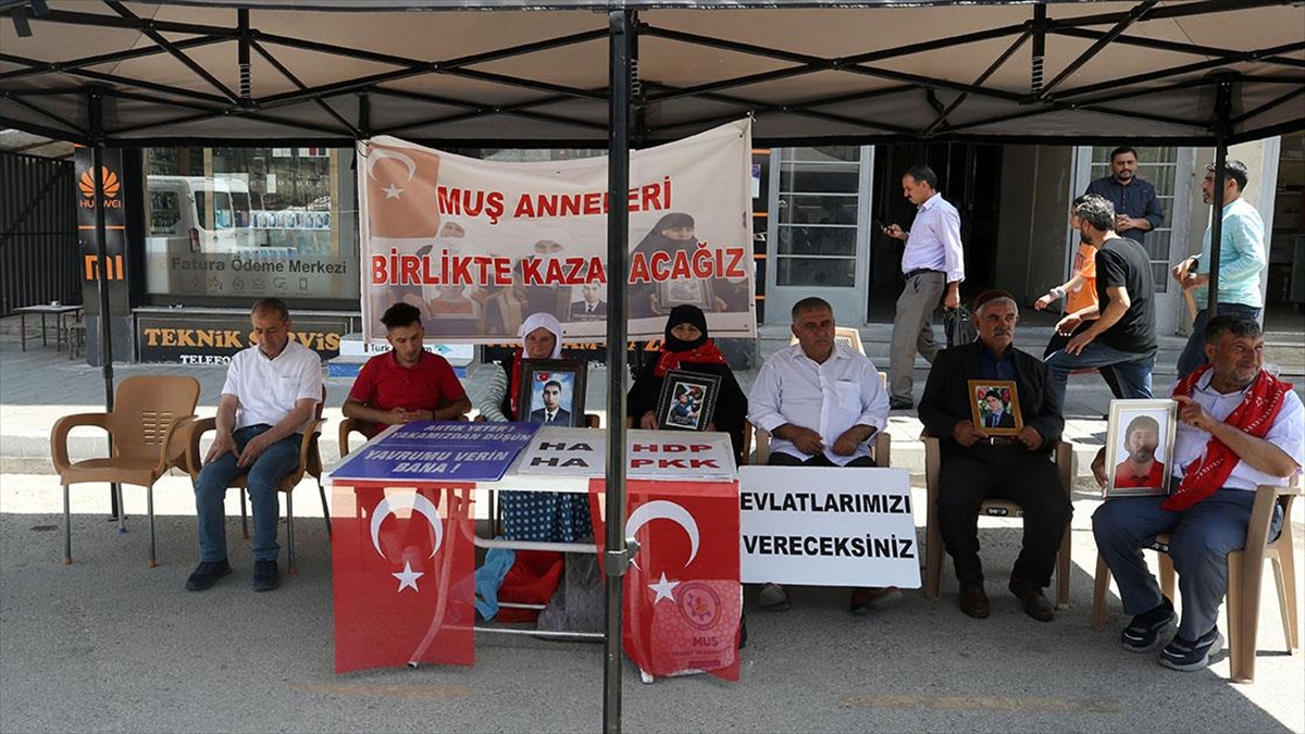 Muş'ta Çocukları PKK'lı Teröristlerce Kaçırılan Aileler HDP Önündeki Eylemlerini Sürdürdü