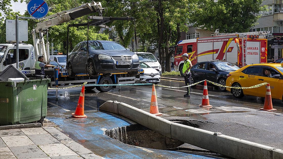 Başkentte Sağanak Sonrası Yol Çöktü