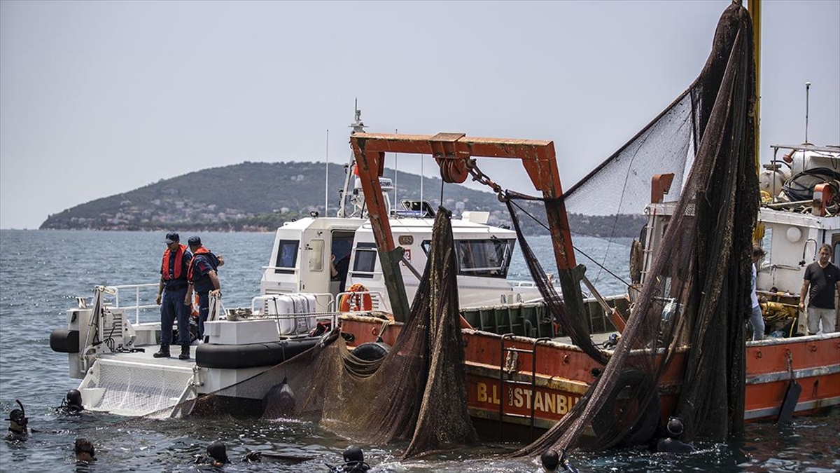 Maltepe Açıklarındaki Temizlik Çalışmasında Dev Hayalet Ağ Çıkarıldı