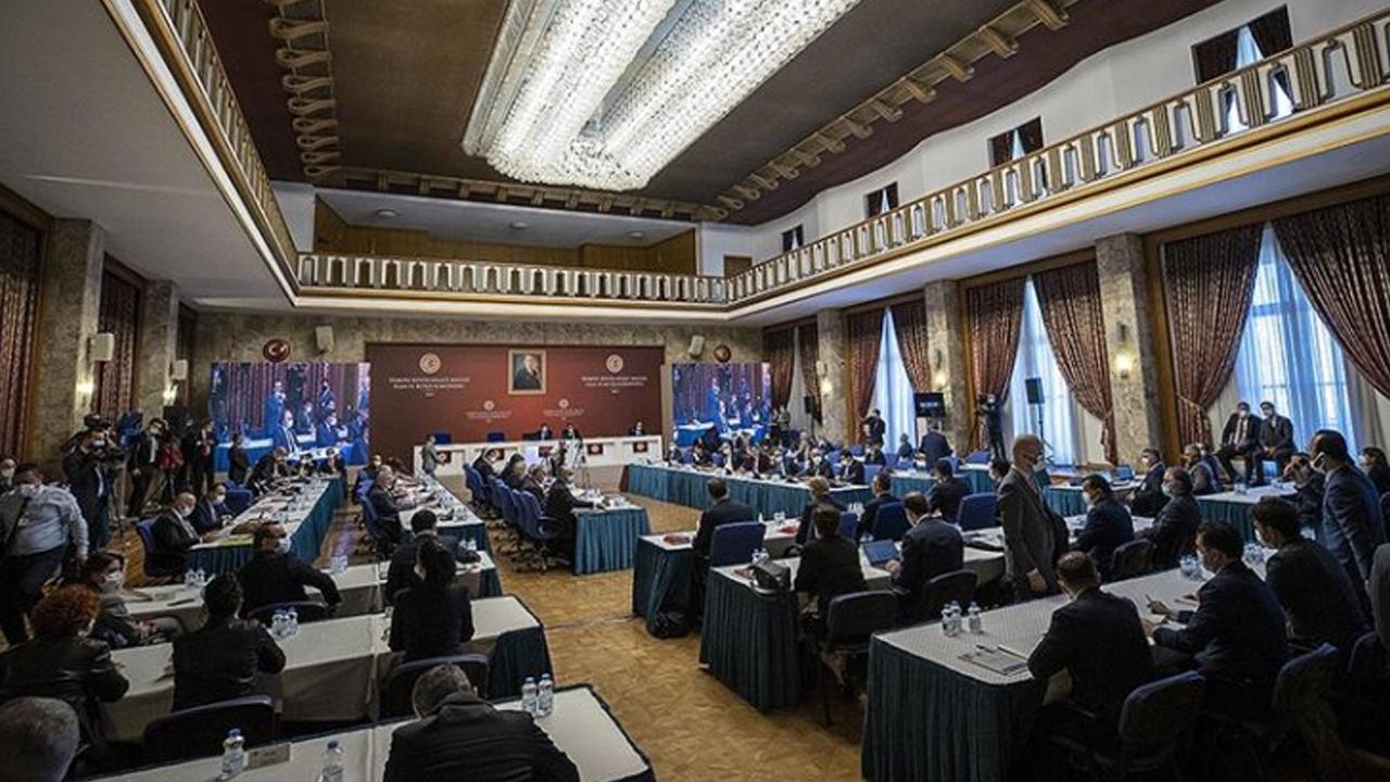 Meclis'te 'sürtük' tartışması: 'Aynen iade ediyorum' dedi ortalık karıştı